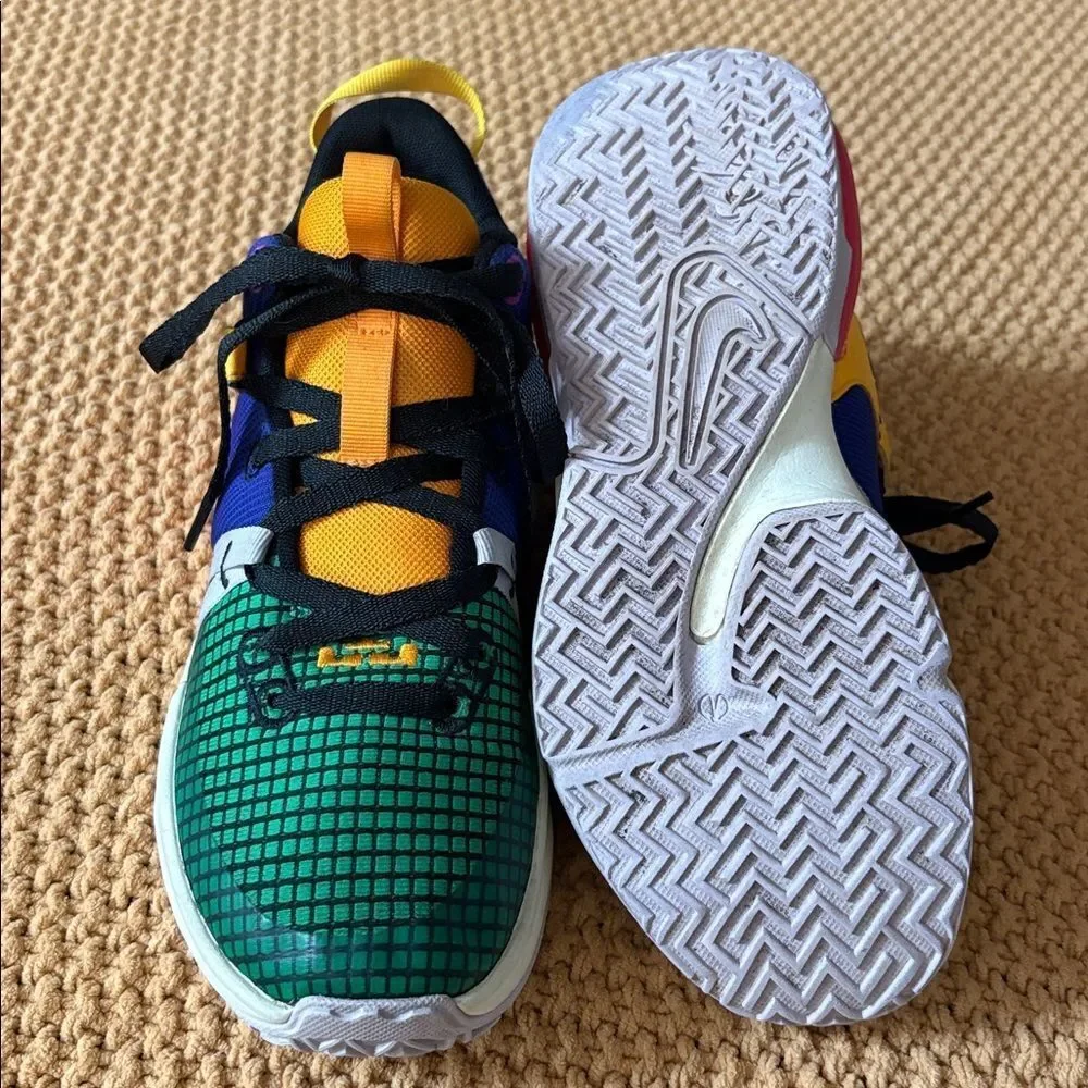 RARE Nike LeBron Witness 7 Size 6Y Very Nice!